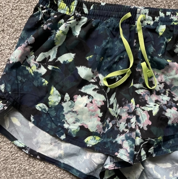 Old Navy-Mid-Rise 3" Dolphin Hem Run Shorts-(Floral)-M - Picture 4 of 4